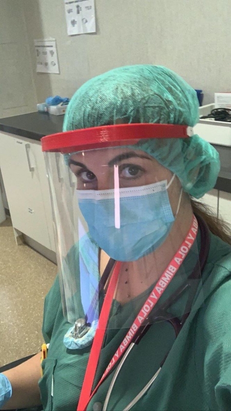 Sanitaria con máscara antisalpicaduras (UGR) 