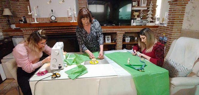 Vecinas de Monachil preparan el material (AYTO. MONACHIL) 