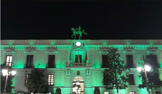 El Ayuntamiento se ilumina de verde en homenaje a los sanitarios (AYUNTAMIENTO) 