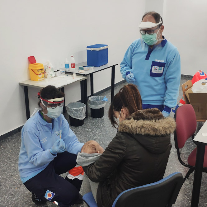 Un sanitario procede a vacunar un bebé (AYTO. ARMILLA) 