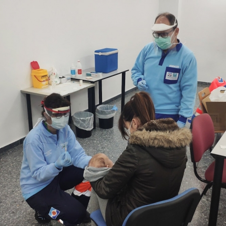 Un sanitario procede a vacunar un bebé (AYTO. ARMILLA) 