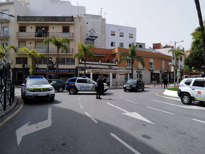 Control de la Policía Local en una calle de Almuñécar (AYTO. ALMUÑECAR) 