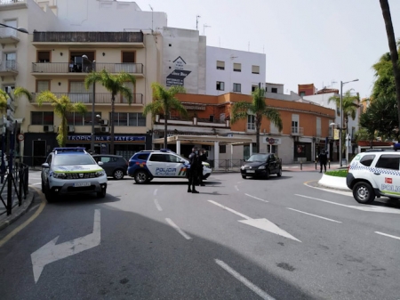 Control de la Policía Local en una calle de Almuñécar (AYTO. ALMUÑECAR) 