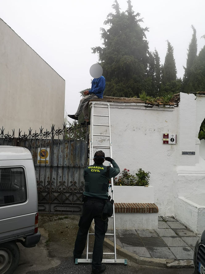 Un Guardia Civil auxilia al joven (GUARDIA CIVIL) 