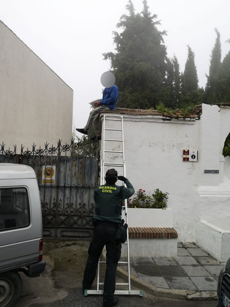 Un Guardia Civil auxilia al joven (GUARDIA CIVIL) Un Guardia Civil auxilia al joven (GUARDIA CIVIL)