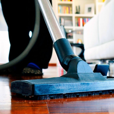 Una empleada del hogar pasa la aspiradora (ELESPAÑOL.COM)