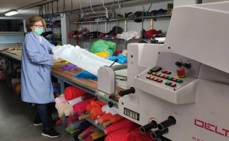 Taller de costura donde se corta el material para confeccionar los equipos de protección (ASOCIACIÓN MARCHANDO POR ALHAMA) 