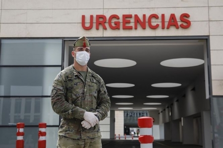 Los Legionarios patrullan en la zona del Hospital del PTS de Granada, la semana pasada (ÁLEX CÁMARA - EUROPA PRESS) 