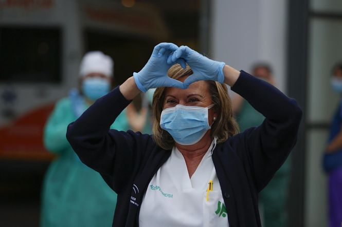 Personal sanitario agradecen al gremial de taxistas de Granada el detalle de acudir al hospital del PTS para aplaudir a los sanitarios (ÁLEX CÁMARA / EUROPA PRESS) 