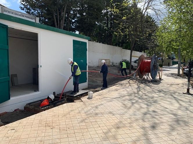 Técnicos de Endesa instalando el nuevo cableado (ENDESA) 