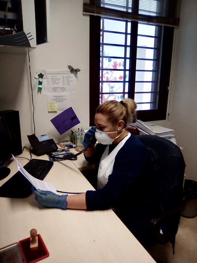 Una trabajadora de ayuda a domicilio atiende una llamada (DIPUTACIÓN) 