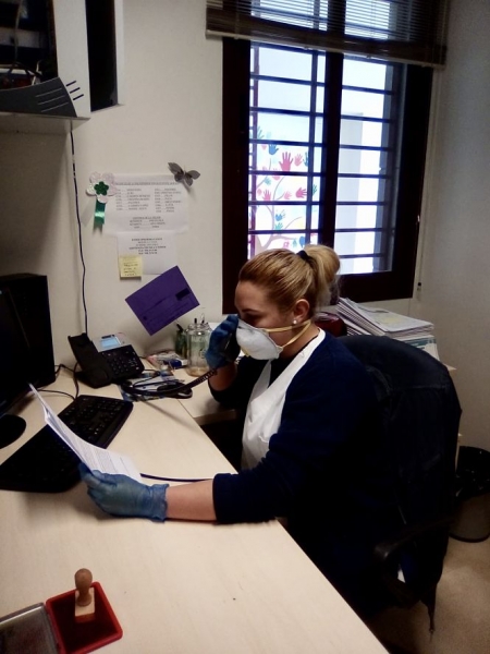 Una trabajadora de ayuda a domicilio atiende una llamada (DIPUTACIÓN) 