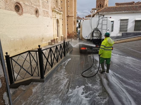 Un operario desinfecta una barandilla (AYTO. GUADIX) 