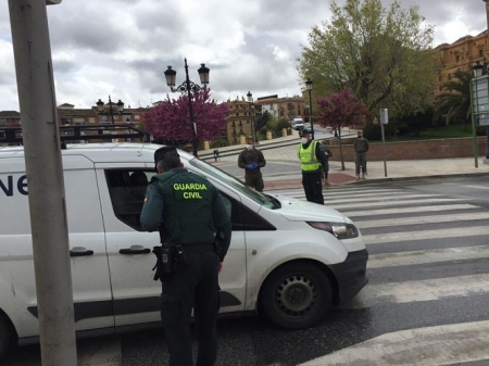 Un Guardia Civil realiza un control (GUARDIA CIVIL) 