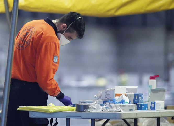 Un joven de protección civil (EDUARDO PARRA - EUROPA PRESS) 