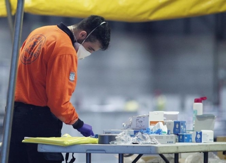 Un joven de protección civil (EDUARDO PARRA - EUROPA PRESS) 