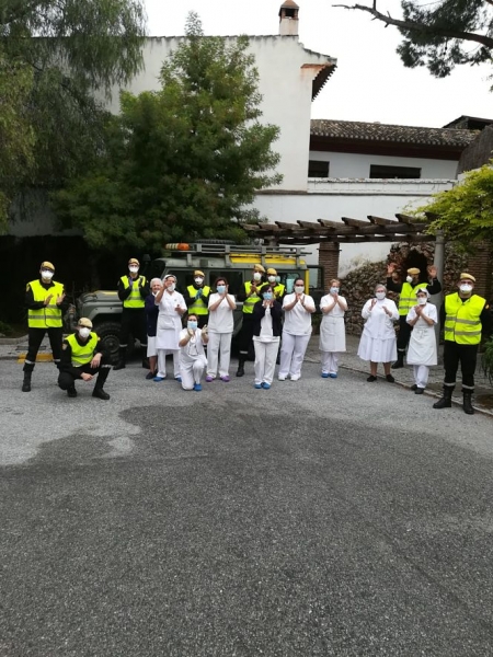 Miembros de la UME junto al personal de la Residencia (AYTO. LA ZUBIA) 