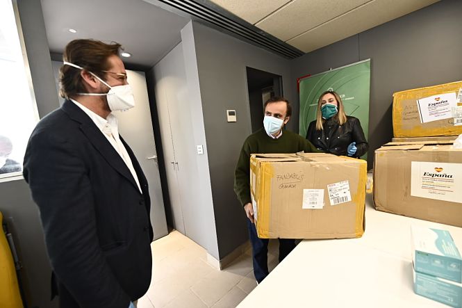 Marifrán Carazo ha entregado las mascarillas al Delegado de Fomento, Antonio Granados (JUNTA) 