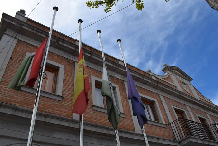 Las banderas ondean a media asta en el Ayuntamiento de Albolote (ALBOLOTE.ORG)