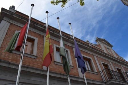 Las banderas ondean a media asta en el Ayuntamiento de Albolote (ALBOLOTE.ORG)