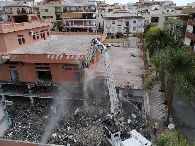 Los Trabajos Dedemolición Del Mercado De Almuñécar Se Ven Acelerados Con La Puesta En Serviciode Una Grúa De Gran Potencia Y Tamaño (AYUNTAMIENTO DE ALMUNÉCAR) 