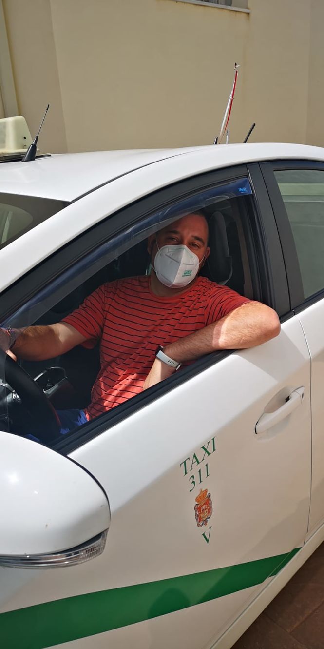 Un taxista trabajando con mascarilla (SUBDELEGACIÓN) 