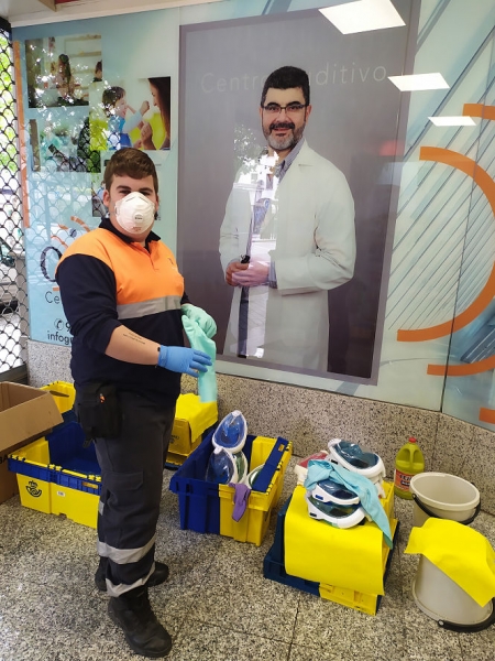 Un miembro de Protección Civil junto a las máscaras de buceo (AYTO. BAZA) Un miembro de Protección Civil junto a las máscaras de buceo (AYTO. BAZA)