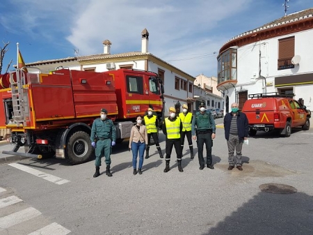 La alcaldesa de Diezma con miembros de la FCSE (AYTO. DIEZMA) La alcaldesa de Diezma con miembros de la FCSE (AYTO. DIEZMA)
