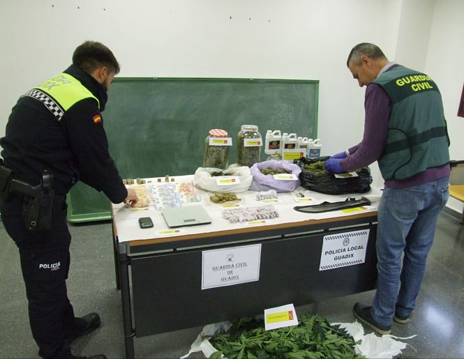 Guardia Civil y Policía Local con el material incautado (GUARDIA CIVIL) 