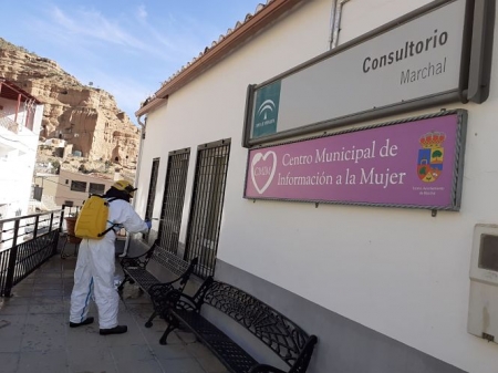Un miembro del Infoca desinfecta los exteriores del consultorio médico de Marchal (JUNTA) Un miembro del Infoca desinfecta los exteriores del consultorio médico de Marchal (JUNTA)