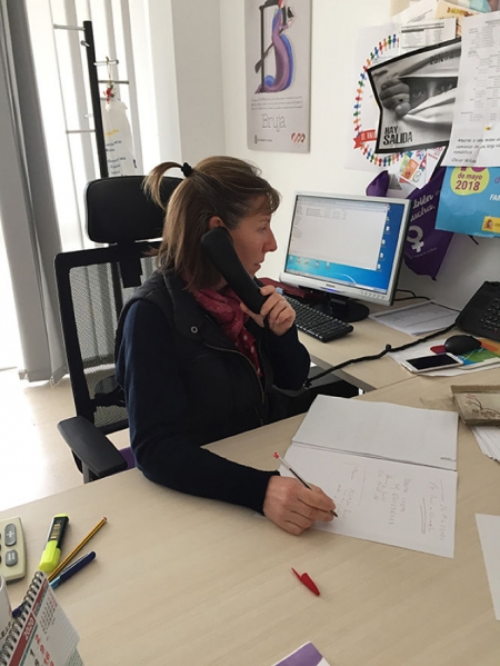 Trabajadora social de Baza teletrabajando (AYTO. BAZA) 