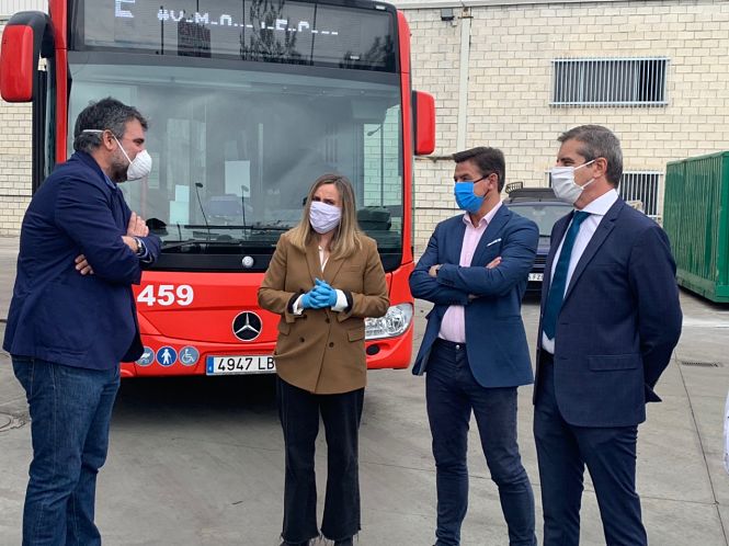 Marifrán Carazo ha entregado las mascarillas en la sede de Transportes Rober (AYTO. GRANADA) 