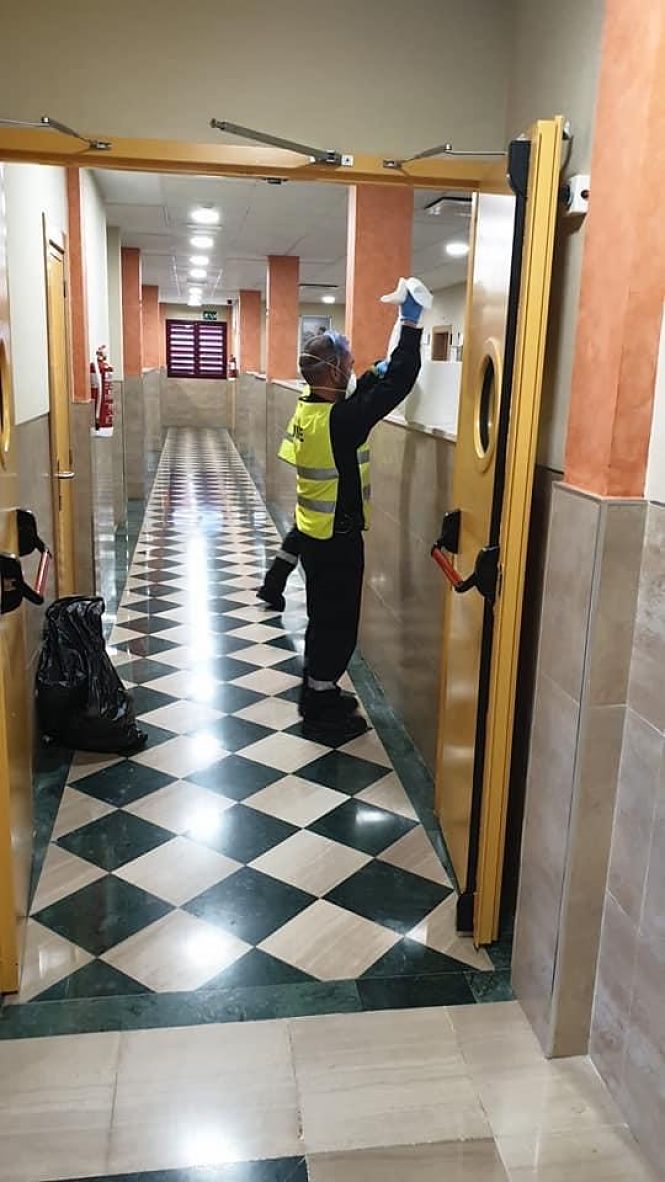 Un miembro de la UME en tareas de desinfección (AYTO. OTURA) 