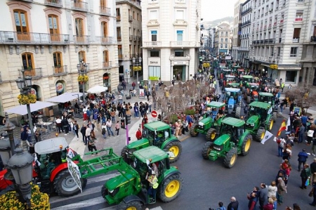 Un grupo de unos 300 manifestantes en la tractorada por el campo del pasado mes de febrero (ÁLEX CÁMARA - EUROPA PRESS) 