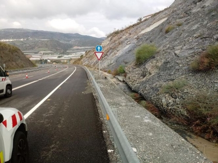 Corrimiento de tierra en la A-7 carril derecho sentido Sevilla (GOBIERNO) 