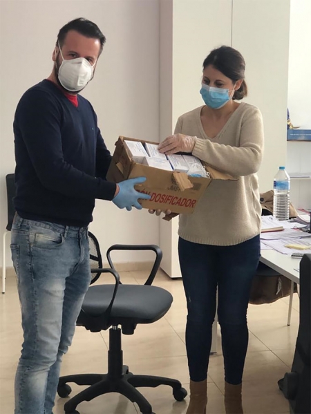 Imagen de la entrega de mascarillas (AYTO. BAZA) 