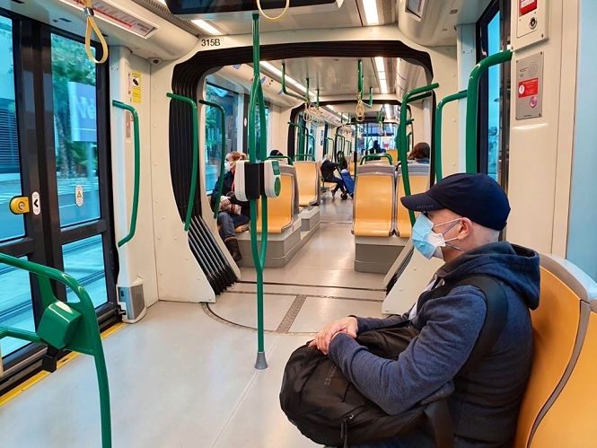 Un usuario del metro de Granada, con mascarilla en prevención contra el coronavirus (SUBDELEGACIÓN DEL GOBIERNO) 