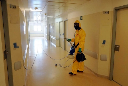 La UME desinfecta en el hospital Virgen de las Nieves (SUBDELEGACIÓN DEL GOBIERNO)