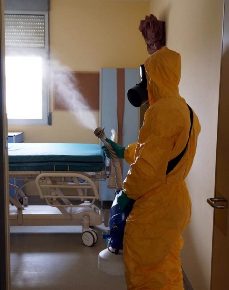 La UME desinfecta en el hospital Virgen de las Nieves (SUBDELEGACIÓN DEL GOBIERNO)