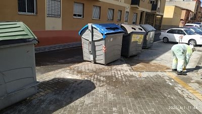 Un operario desinfecta una calle de Motril (AYTO. MOTRIL) 