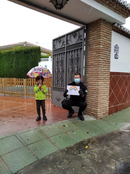 Un policía recoge un dibujo en la casa de un niño (AYTO. OTURA) 