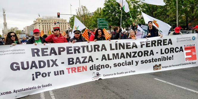 Colectivos granadinos comandando la marcha de la `España Vaciada` (AAF COMARCA DE BAZA) 