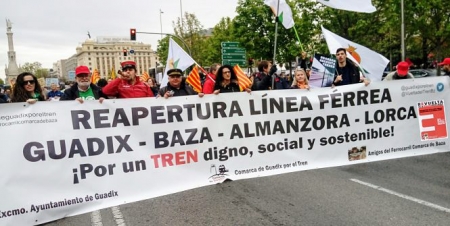 Colectivos granadinos comandando la marcha de la `España Vaciada` (AAF COMARCA DE BAZA) 