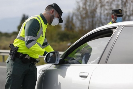 Controles de la Guardia Civil en Granada durante el puente de Semana Santa (ÁLEX CÁMARA / EUROPA PRESS) 