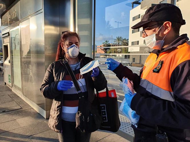 Entrega de mascarillas en una parada del Metro (SUBDELEGACIÓN) 