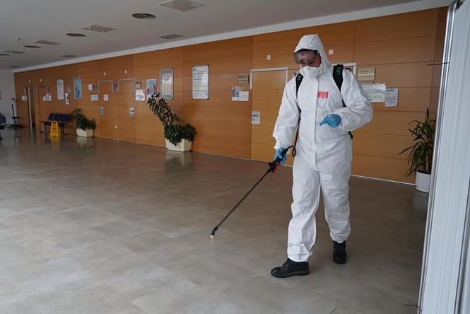 Un miembro de la UME en tareas de desinfección (SUBDELEGACIÓN DEL GOBIERNO) 