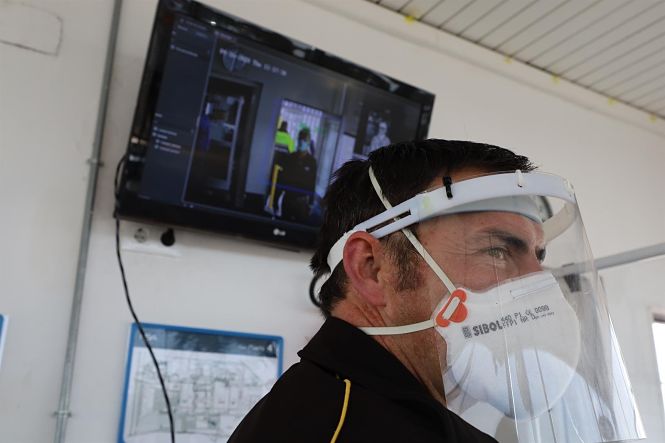 Imagen de recurso de un trabajador con mascarilla por el coronavirus (FABIÁN SIMÓN - EUROPA PRESS) 
