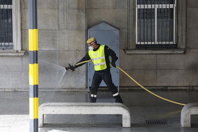 Un miembro de la UME desinfectando el hospital Virgen de las Nieves (ÁLEX CÁMARA - EUROPA PRESS) 