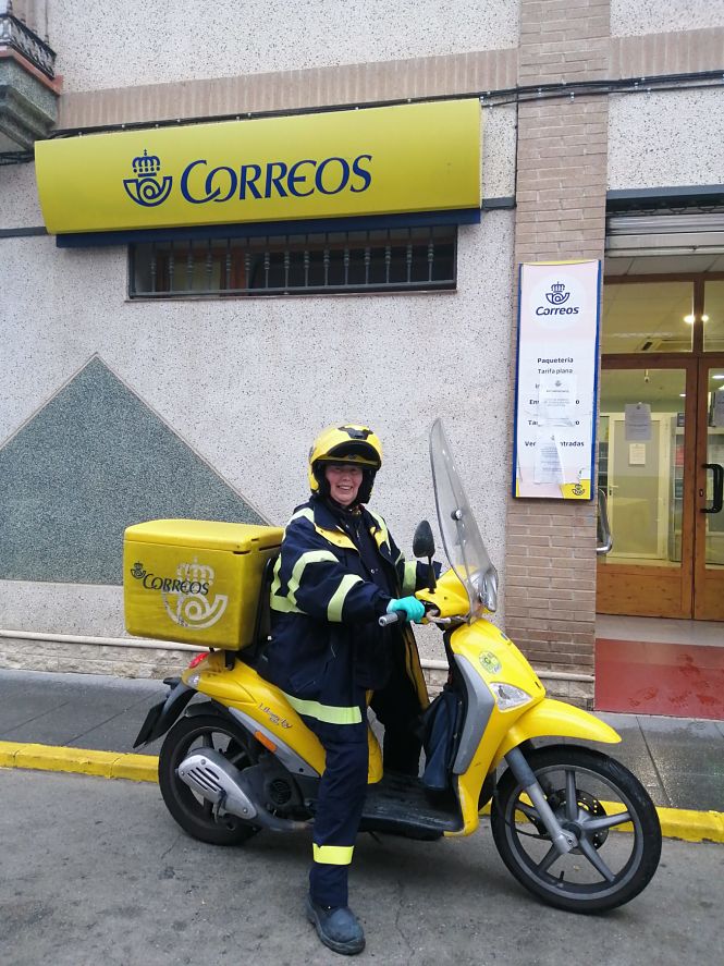 Esther Ruiz durante su trabajo como cartera (AYTO. OTURA) 