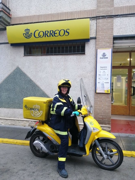 Esther Ruiz durante su trabajo como cartera (AYTO. OTURA) 